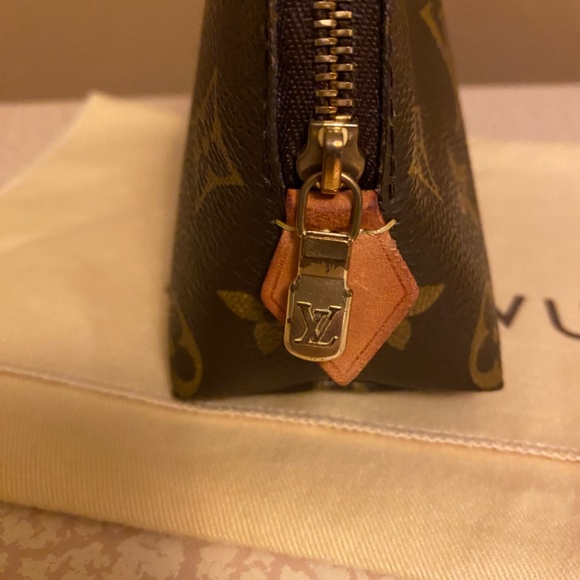 LOUSI VUITTON COSMETIC POUCH PM MONOGRAM W/ DUST BAG - Picture 10 of 12